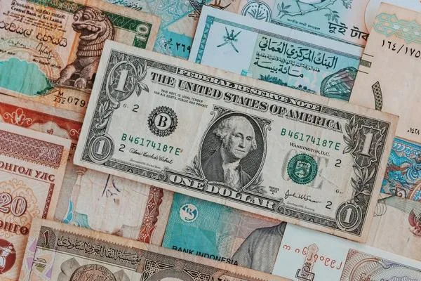 Divisas internacionales mixtas que muestran el tipo de cambio y la conversión de divisas