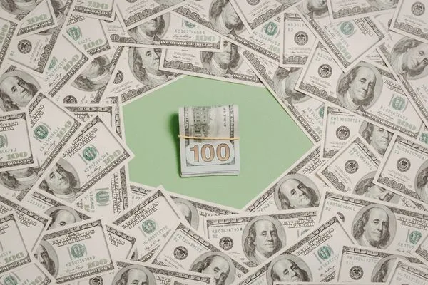 Concepto de intercambio de divisas con billetes de dólar apilados y abundancia de efectivo