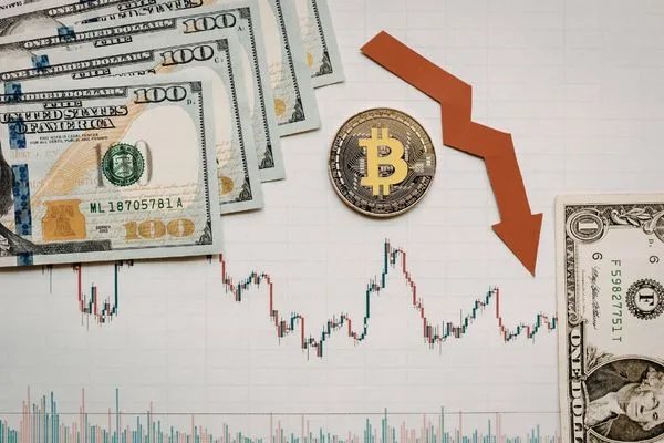 El dólar estadounidense y el bitcoin muestran una tendencia a la baja en el precio de cambio