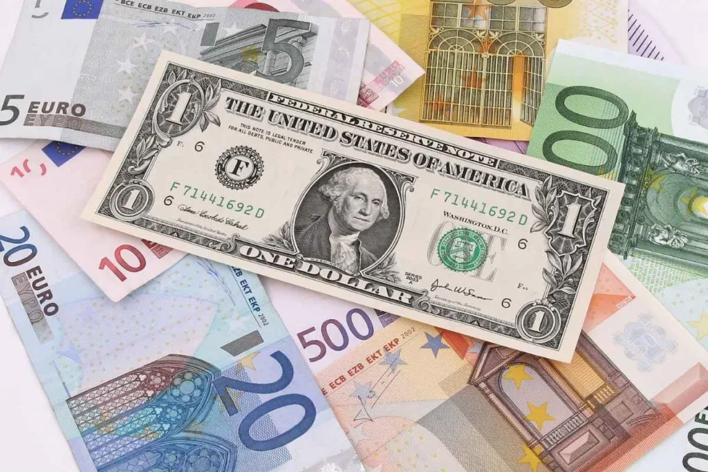 Concepto de cambio de divisas con billetes internacionales mixtos y dólares.