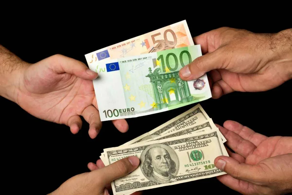 Casas de cambio que intercambian euros y dólares estadounidenses en efectivo
