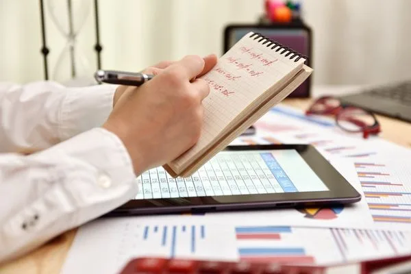 Análisis y redacción de registros personales sobre cambio de divisas y datos financieros