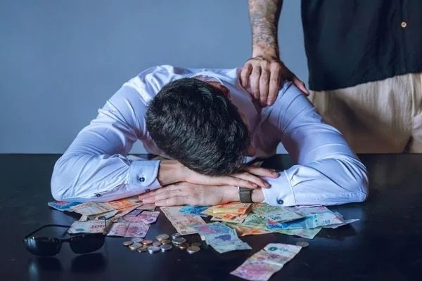 Víctima de fraude con giros postales enfrenta estrés por pérdidas financieras