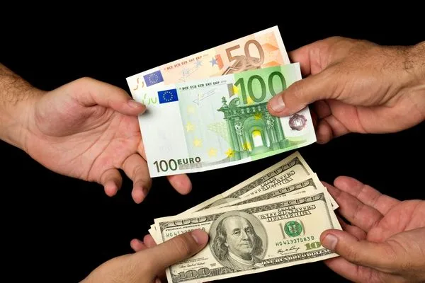 Transacción de cambio de dólares estadounidenses y euros entre manos
