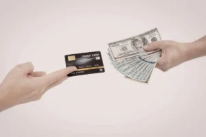Transacción de cambio de divisas entre efectivo y pago con tarjeta