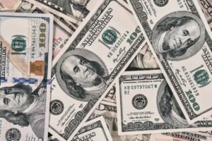 Cambio de divisas con billetes de dólares estadounidenses durante un viaje
