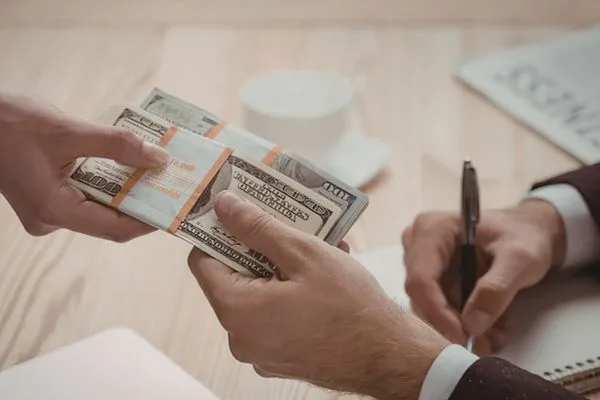 Payment Using Currency Exchange With Credit Card And Cash