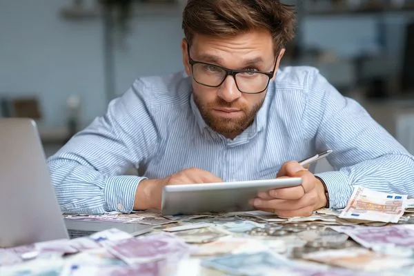 Viajero analiza los costos de cambio de divisas y los tipos de cambio de moneda extranjera.