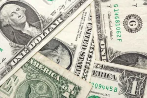 Concepto de cambio de divisas utilizando billetes de dólares estadounidenses