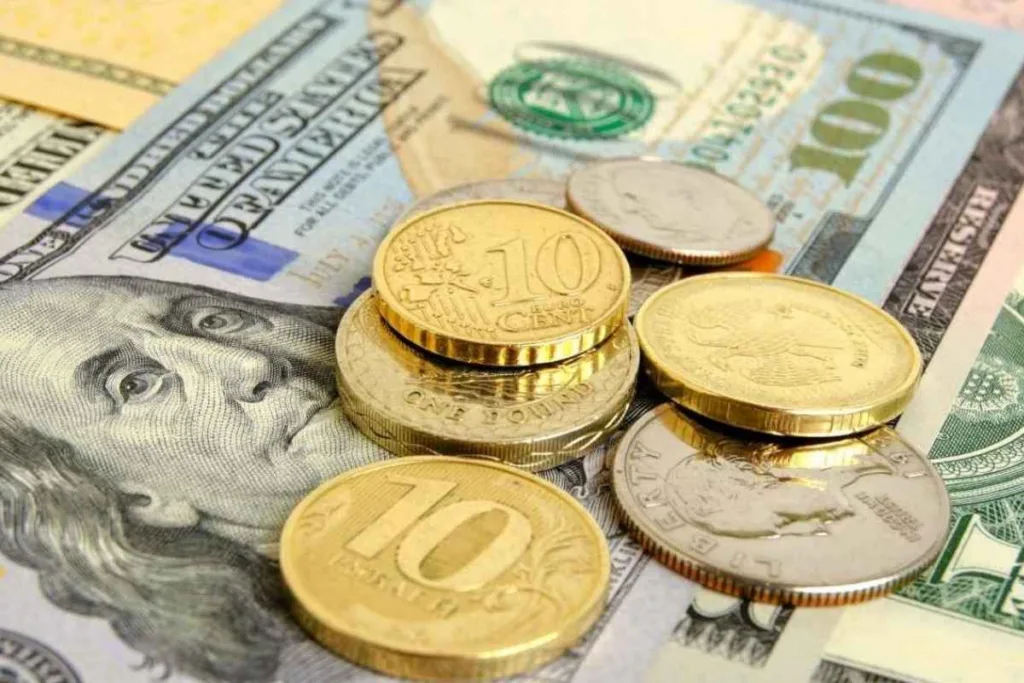 Cambio de divisas: Monedas extranjeras en billetes de dólar estadounidense