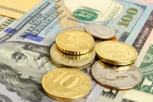 Cambio de divisas: Monedas extranjeras en billetes de dólar estadounidense