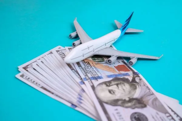 Avión y efectivo como moneda de cambio para viajes al extranjero