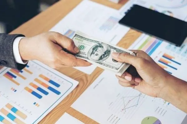 Cliente completando el pago de cambio de divisas