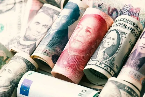 Cambio global de divisas con billetes internacionales y dólares estadounidenses